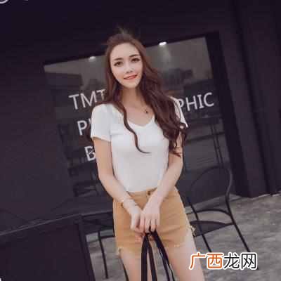 卡其色短裤配什么t恤(女生卡其色超短裤怎么穿