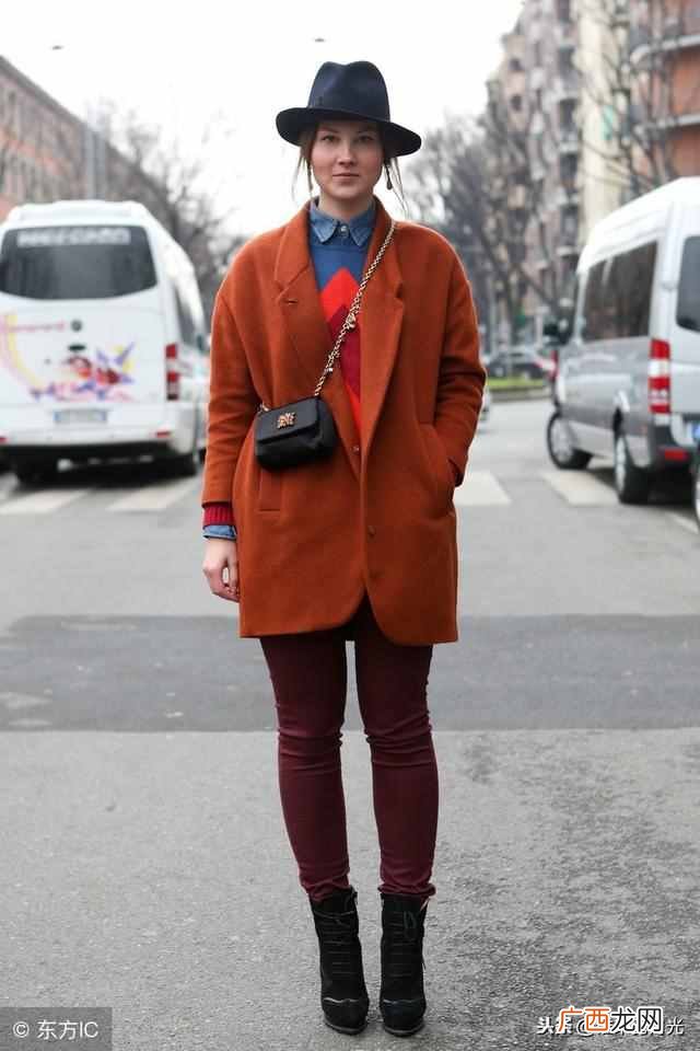 橘色外套里面配什么衣服(橘色怎么搭配好看又