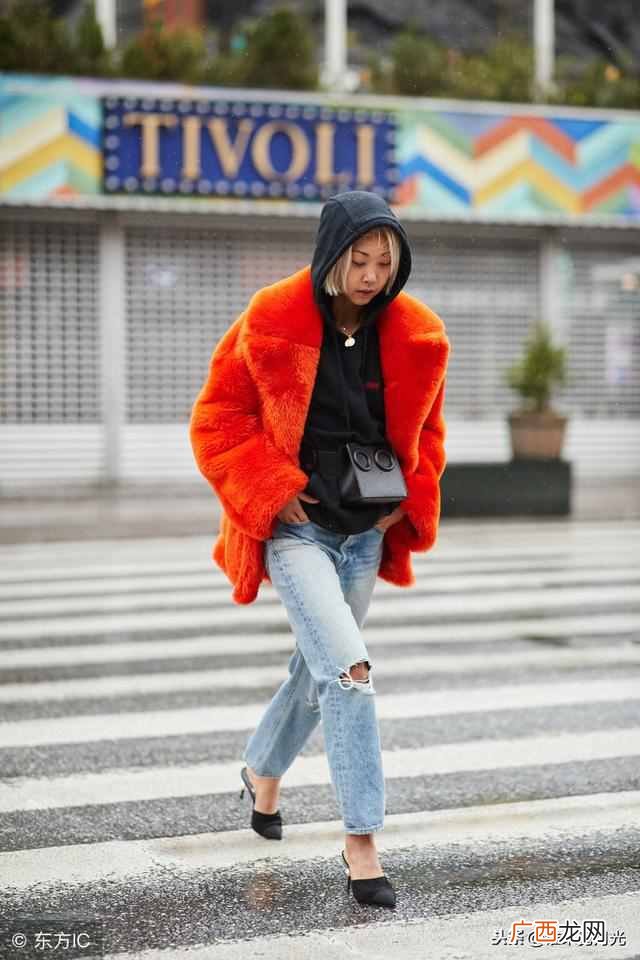 橘色外套里面配什么衣服(橘色怎么搭配好看又