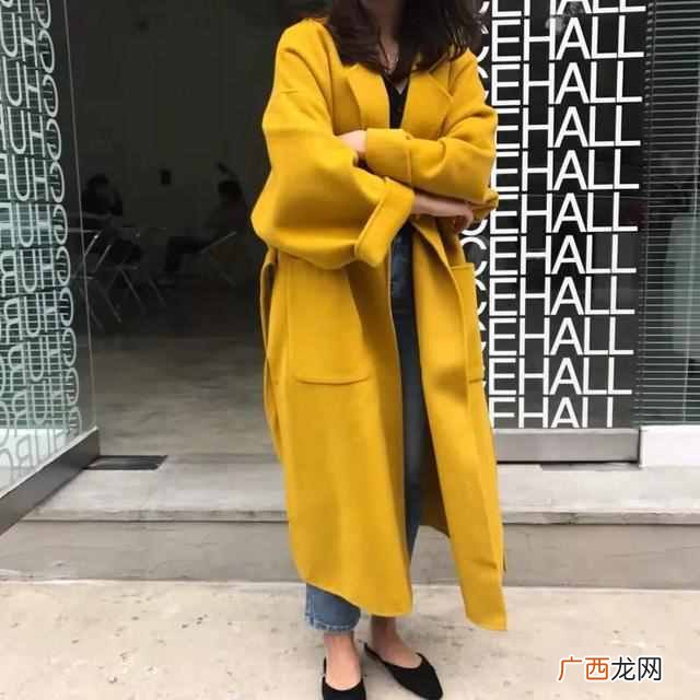黄外套里面配什么颜色（黄色大衣内搭什么颜色