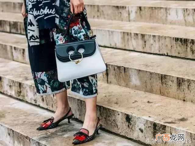 春夏什么颜色鞋子百搭（春夏穿什么鞋子最好搭