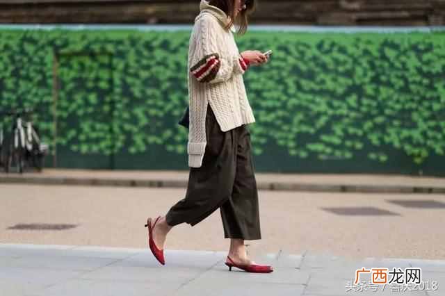 春夏什么颜色鞋子百搭（春夏穿什么鞋子最好搭