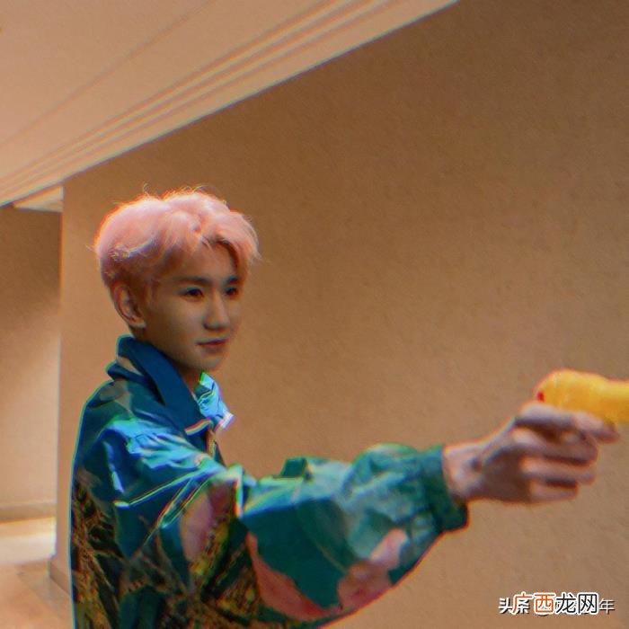 王源拿手机自拍，王源在社交平台更新自拍