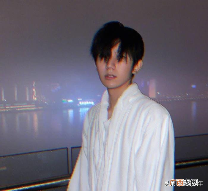 王源拿手机自拍，王源在社交平台更新自拍