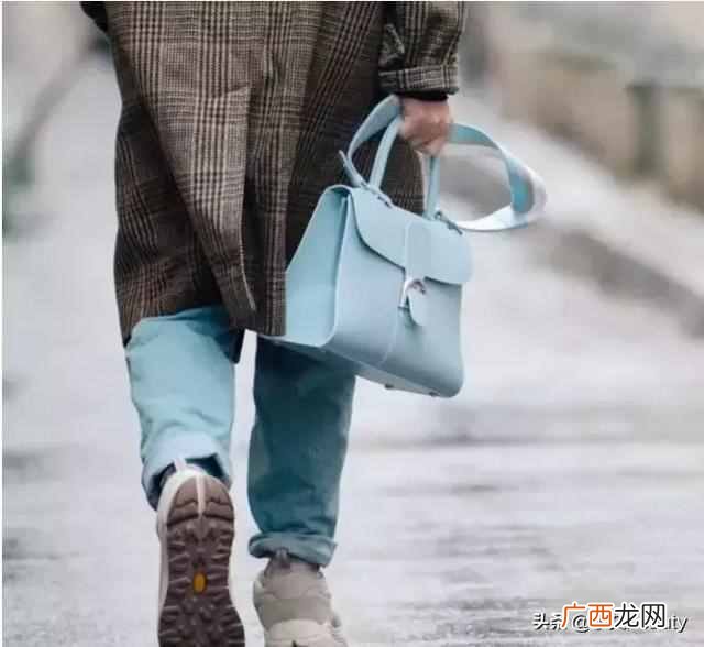 夏季买什么颜色的包（夏季背什么颜色的包包好