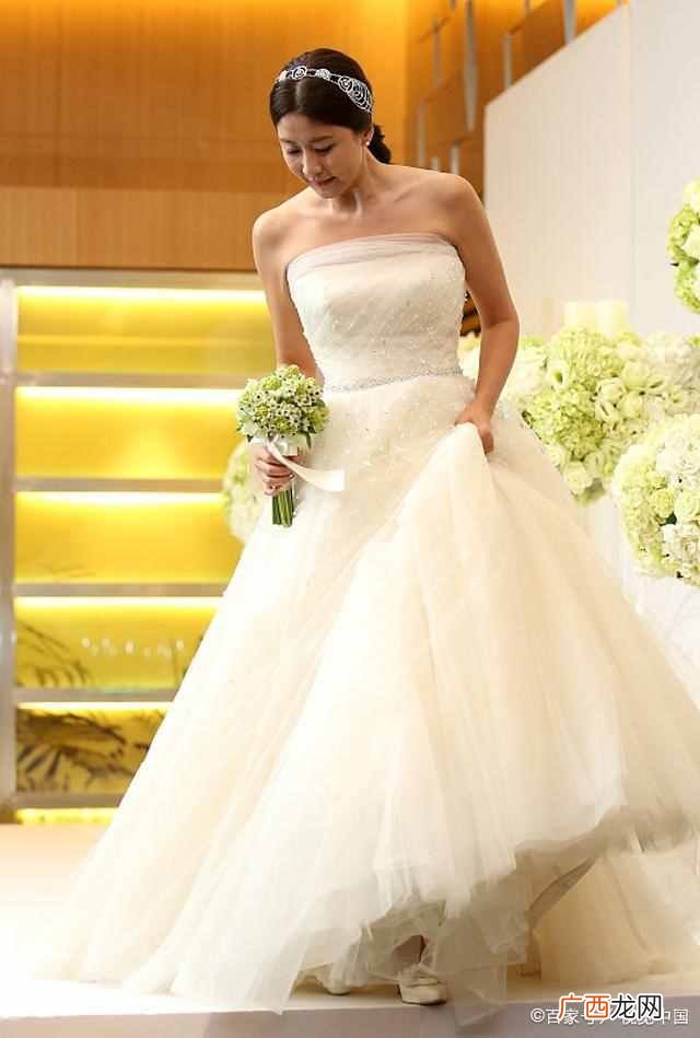 新娘结婚当天穿什么服装好（结婚需要准备哪些