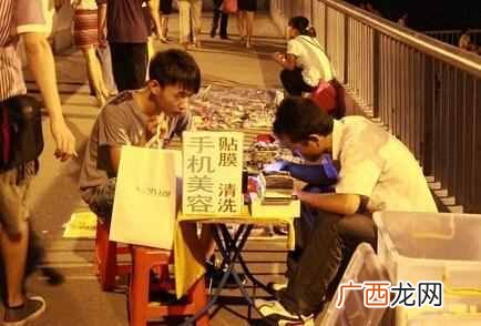 男生摆地摊做什么好（现在摆摊卖什么产品比较