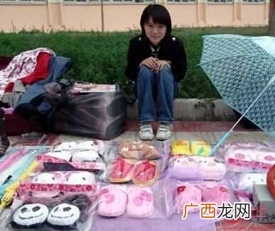 男生摆地摊做什么好（现在摆摊卖什么产品比较