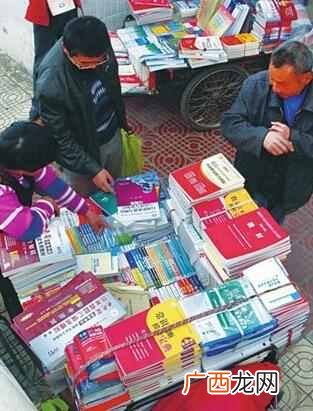 男生摆地摊做什么好（现在摆摊卖什么产品比较