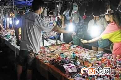 男生摆地摊做什么好（现在摆摊卖什么产品比较