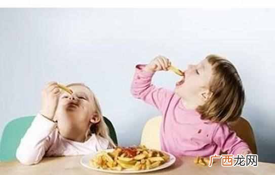 买小孩吃的零食时需注意什么（给孩子买零食选