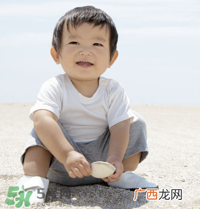 宝宝发烧可以擦清凉油吗？宝宝发烧擦清凉油有副作用吗？