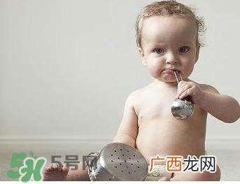 宝宝发烧可以擦清凉油吗？宝宝发烧擦清凉油有副作用吗？