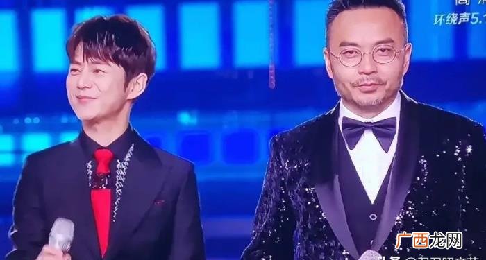 谢霆锋在跨年唱的歌，跨年晚会谢霆锋唱歌忘词
