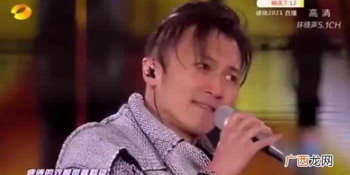 谢霆锋在跨年唱的歌，跨年晚会谢霆锋唱歌忘词