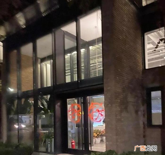 王一博是不是踹过乐华的大门，王一博公司乐华被泼红漆