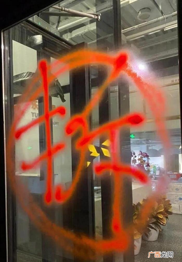 王一博是不是踹过乐华的大门，王一博公司乐华被泼红漆