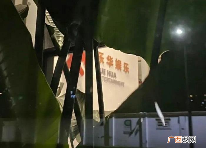 王一博是不是踹过乐华的大门，王一博公司乐华被泼红漆
