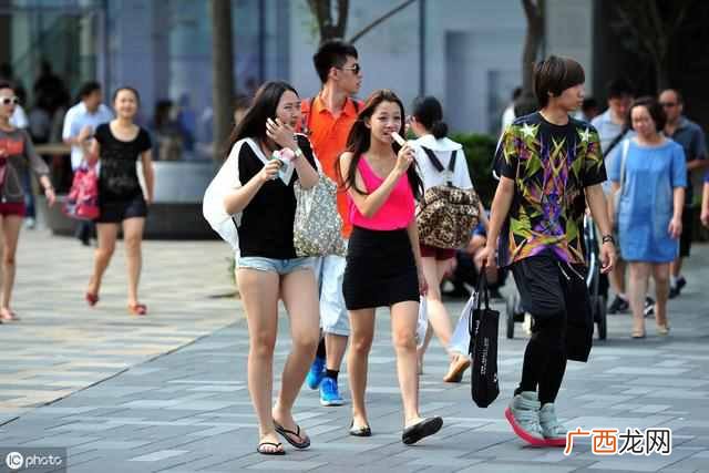 夏天穿什么颜色的体恤（夏季穿哪个颜色的T恤凉