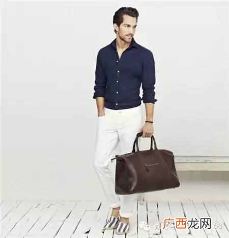 男生白色裤子配什么颜色好看（男士白色裤子配