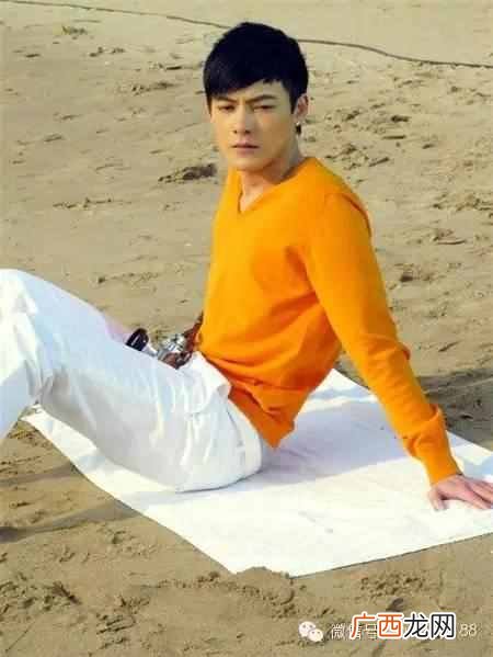 男生白色裤子配什么颜色好看（男士白色裤子配