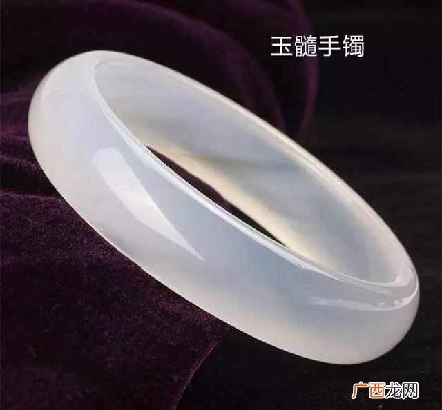 夏天女生戴什么好看（女生夏季带什么手链好看