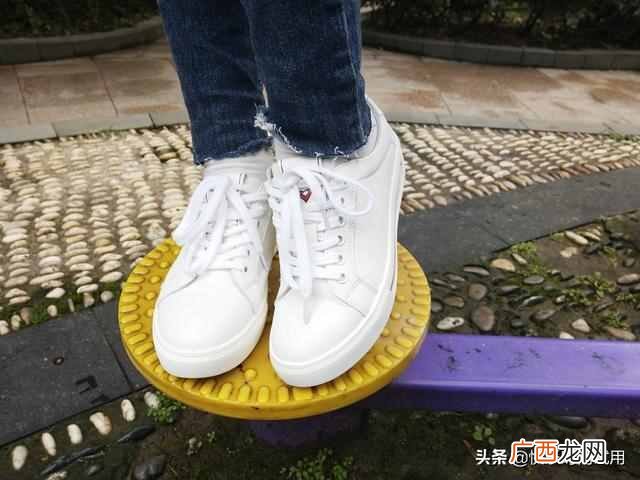 什么牌子小白鞋好看（哪个牌子的小白鞋好看又