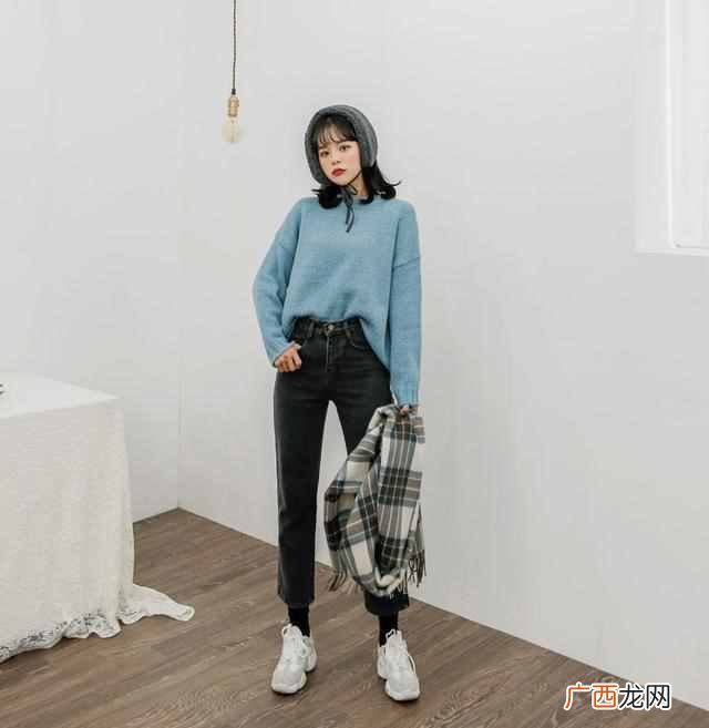浅色毛衣搭配什么裤子(女生秋冬浅色毛衣搭配
