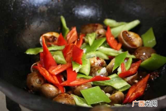 排挡里面做什么吃的好（夜排档吃夜宵哪些菜受