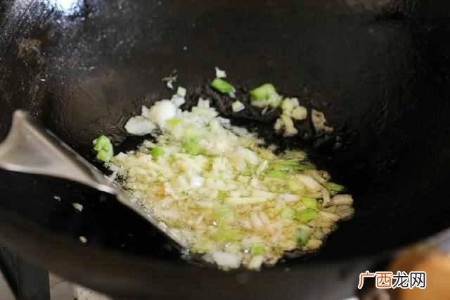 排挡里面做什么吃的好（夜排档吃夜宵哪些菜受