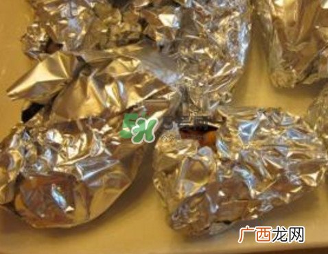 锡箔纸可以放微波炉吗？锡箔纸可以放入烤箱吗