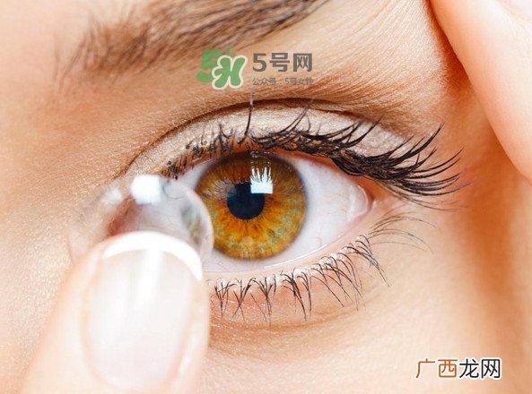 隐形眼镜日抛是什么意思？隐形眼镜干了泡开还能用吗