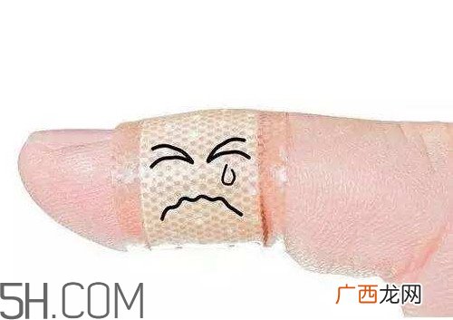 创可贴能洗澡用吗?创可贴能贴嘴唇吗