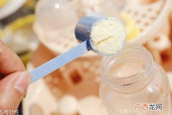 冲奶粉太浓太稀都有害奶粉请按比例冲调