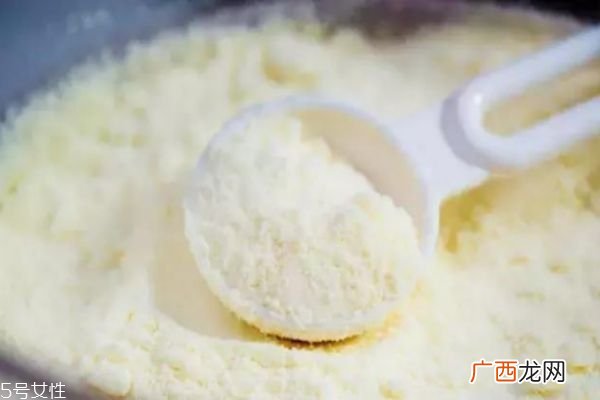 冲奶粉太浓太稀都有害奶粉请按比例冲调