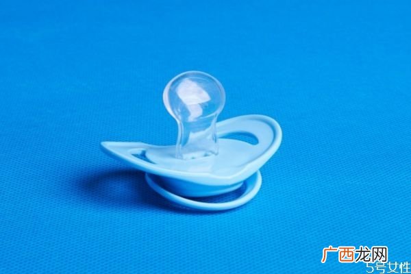 几个月适合用安抚奶嘴宝宝用安抚奶嘴好处与坏处