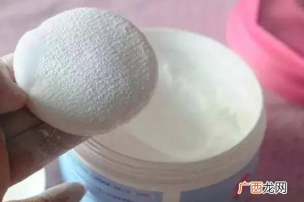 爽身粉的作用爽身粉可以擦头发上吗