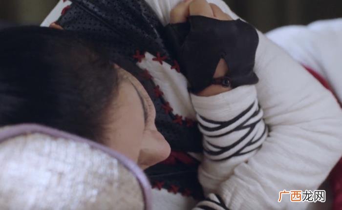 赵丽颖肚子，赵丽颖把受伤演成肚子疼