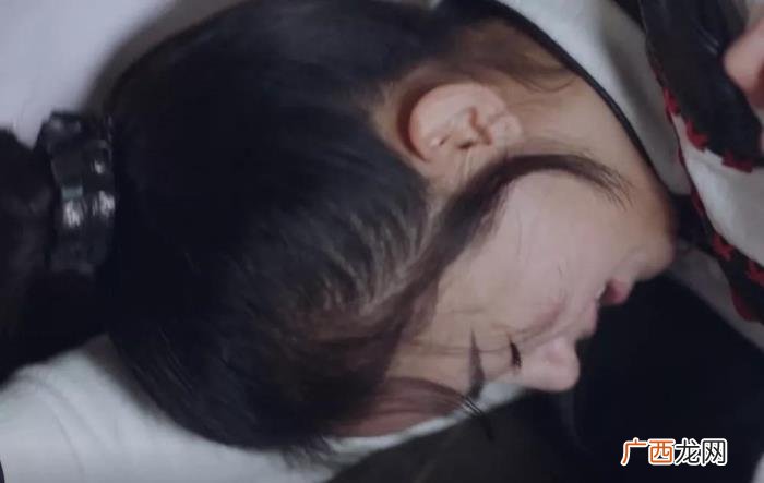 赵丽颖肚子，赵丽颖把受伤演成肚子疼