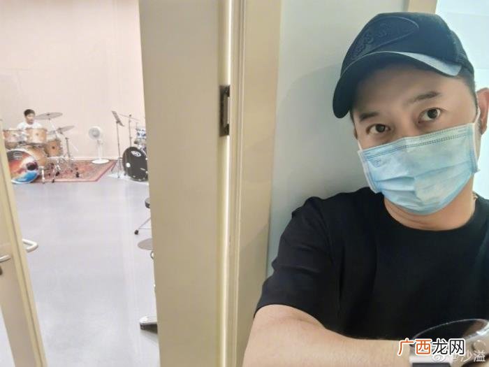 沙溢送儿子上补习班 胡可沙溢儿子
