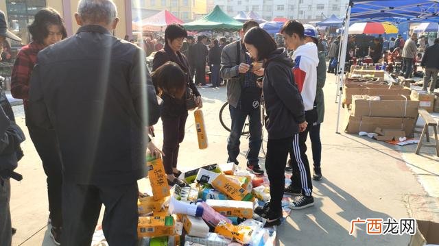 地摊创业卖什么好,用100元摆地摊创业发光