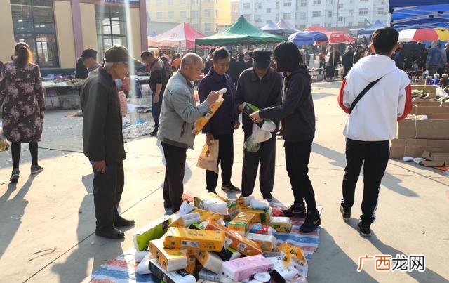 地摊创业卖什么好,用100元摆地摊创业发光