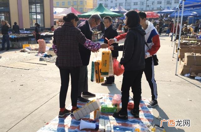 地摊创业卖什么好,用100元摆地摊创业发光