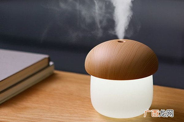 加湿器可以放在床头吗加湿器可以放在空调下面吗