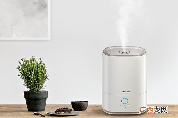 加湿器可以放在床头吗加湿器可以放在空调下面吗