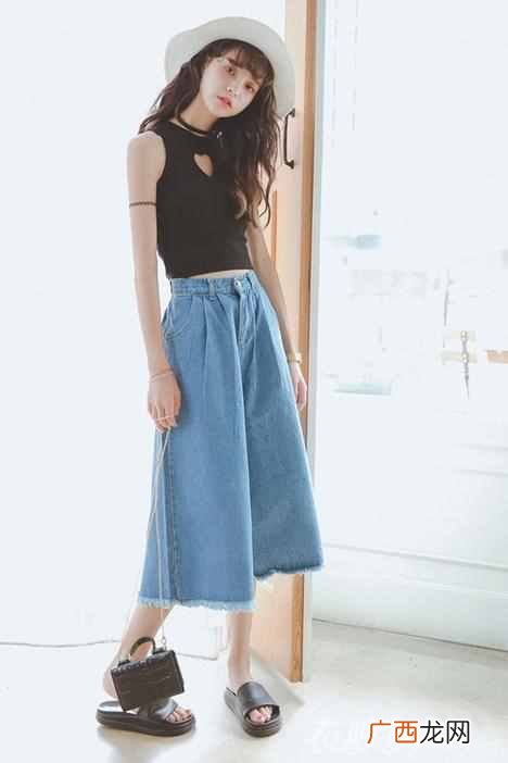 蓝色裤子配什么衣服好看（女生蓝色裤子搭配什