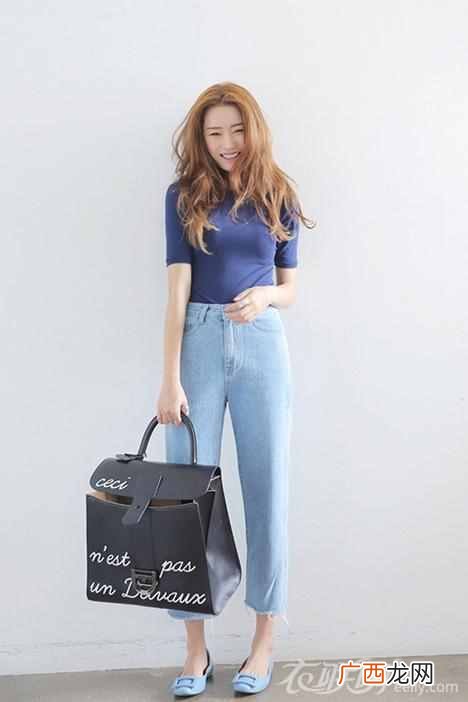 蓝色裤子配什么衣服好看（女生蓝色裤子搭配什