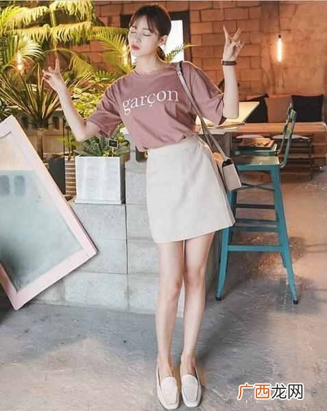 女生粉色短袖配什么裤子（夏季粉色T恤搭配什么