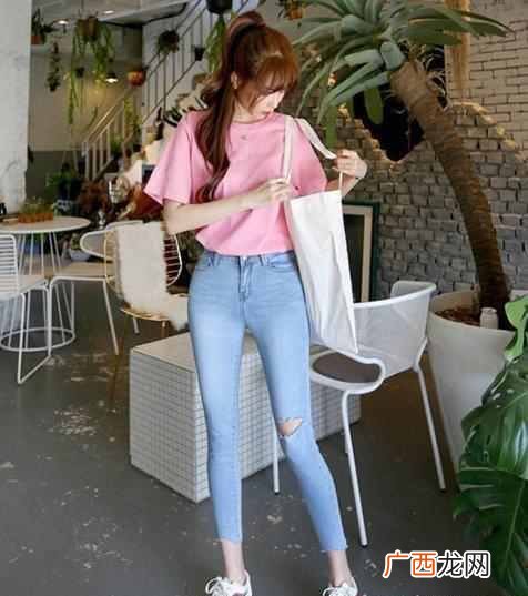 女生粉色短袖配什么裤子（夏季粉色T恤搭配什么