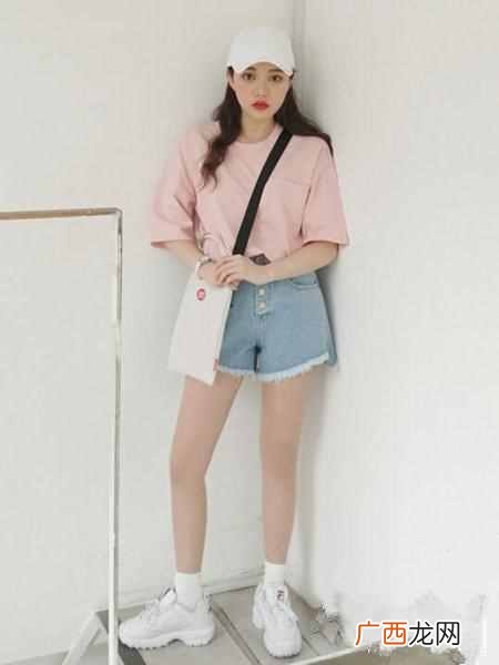 女生粉色短袖配什么裤子（夏季粉色T恤搭配什么
